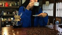 Nah, kalau ini aksi Dominique saat menyeruput kopi. Tetap kelihatan cantik ya meski pandangannya terlihat kosong? Foto: Instagram dominiquediyose