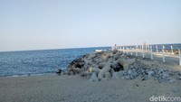 Pantai Gyeongpo berada di dekat danau Gyeongpo dan sebuah kuil bernama Bakseuk peninggalan Raja Chungsuk dari Goryeo yang berada di belakang pegunungan. Kombinasi yang sempurna antara alam dan peninggalan budaya. (Amalia/detikTravel)