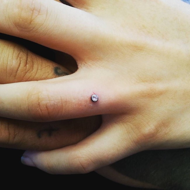 Di saat cincin konvensional tak cukup untuk menunjukkan komitmen cintanya pada seseorang, maka menindik jari manis menjadi pilihannya. Seperti yang tengah marak di Instagram belakangan ini. (Foto: Instagram)