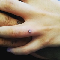 Di saat cincin konvensional tak cukup untuk menunjukkan komitmen cintanya pada seseorang, maka menindik jari manis menjadi pilihannya. Seperti yang tengah marak di Instagram belakangan ini. (Foto: Instagram)