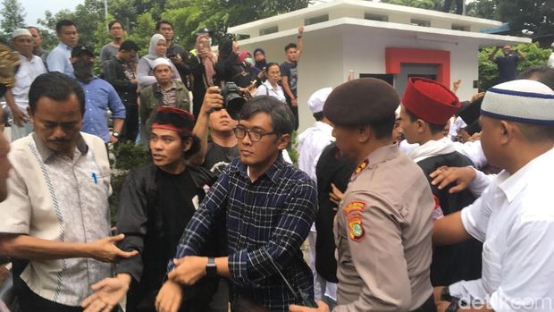 Usai diskusi, pihak Tempo menemui massa