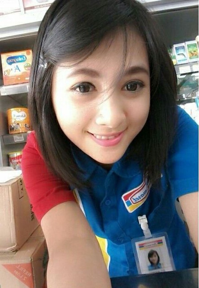 Siti Rohmah merupakan kasir Indomaret berparas cantik pernah viral di media sosial. Namun kini, wanita yang akrab disapa Sirroh ini sudah tidak bekerja lagi sebagai kasir. Jika dilihat dari postingan akun Instagramnya yang memiliki 144 ribu lebih pengikut, ia pun sekarang menjadi model dan selebgram. Foto: Instagram