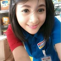 Siti Rohmah merupakan kasir Indomaret berparas cantik pernah viral di media sosial. Namun kini, wanita yang akrab disapa Sirroh ini sudah tidak bekerja lagi sebagai kasir. Jika dilihat dari postingan akun Instagramnya yang memiliki 144 ribu lebih pengikut, ia pun sekarang menjadi model dan selebgram. Foto: Instagram