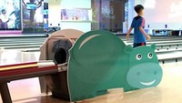 Apa yang ada di pikiran Anda ketika melihat bola boling keluar dari lubang itu? Istimewa/Boredpanda.
