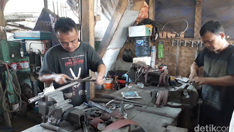 Menengok Cipacing, Kampung Komplotan Perakit Pena Ajaib Menengok Cipacing, Kampung Komplotan Perakit Pena Ajaib
