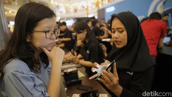 Galaxy S9 memiliki ukuran layar 5,8 inci resolusi 2.960 x 1440 pixel. Di sektor dapur pacu, ponsel ditenagai dengan prosesor Exynos 9810 dipadu GPU Mali G72 MP18, RAM 4 GB, ROM 64 GB, baterai 3.000 mAh, serta kamera utama 12 megapixel dan 8 megapixel.
