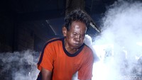 Pekerja tengah merebus kerang hijau.