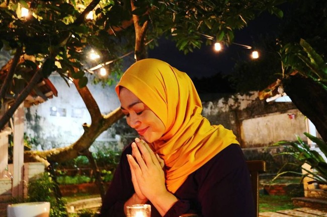 Untuk sehari-hari, ia juga memilih hijab instan agar lebih praktis beraktivitas. Sama seperti dulu, ia masih selalu ramah dan selalu tersenyum hingga aura positifnya terpancar keluar. Foto: Instagram/Hughes.Dewi