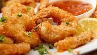 Kebanyakan menggoreng makanan? Jangan disimpan di dalam kulkas! Apalagi membekukannya. Makanan yang digoreng akan jadi lembek dan sedikit basah kalau ditaruh di dalam kulkas. Kalau sudah lembek dan basah, rasanya juga akan berubah. Foto: iStock