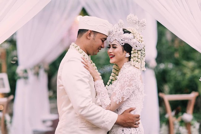 Joddy Adhi Nugraha yang kini telah resmi menjadi suami Bripda Ismi Aisyah diketahui juga berprofesi sebagai polisi. Joddy merupakan anggota reserse Tindak Pidana Tertentu (Tipidter) Polda Jawa Barat. Foto: Instagram/ismiaisyah20,epulpermadi