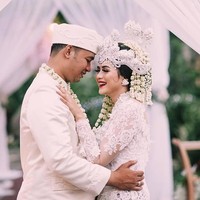 Joddy Adhi Nugraha yang kini telah resmi menjadi suami Bripda Ismi Aisyah diketahui juga berprofesi sebagai polisi. Joddy merupakan anggota reserse Tindak Pidana Tertentu (Tipidter) Polda Jawa Barat. Foto: Instagram/ismiaisyah20,epulpermadi