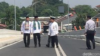 Anies tampak berjalan di flyover tersebut (Foto: Indra Komara/detikcom)