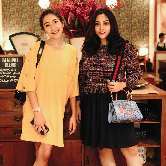 Berpose dengan tweed dress berdetail pleated, Rachel Vennya yang memiliki hampir 2 juta followers di Instagram ini terlihat membawa tas Gucci seri Nymphaea New Flora seharga US$ 1.990 atau sekitar Rp 27 jutaan. Foto: Dok. Instagram Rachel Vennya