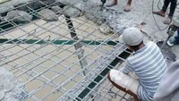 Jembatan Gerendong sempat rusak selama seminggu. Karena sering dilintasi kendaraan tonase besar, lapisan jembatan tersebut ambrol hingga menyisakan besi kerangka. (Foto: Bambang Aribowo/pasangmata.detik.com)