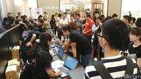 Suasana Penjualan Perdana Ponsel Rp 11,5 Juta di Jakarta