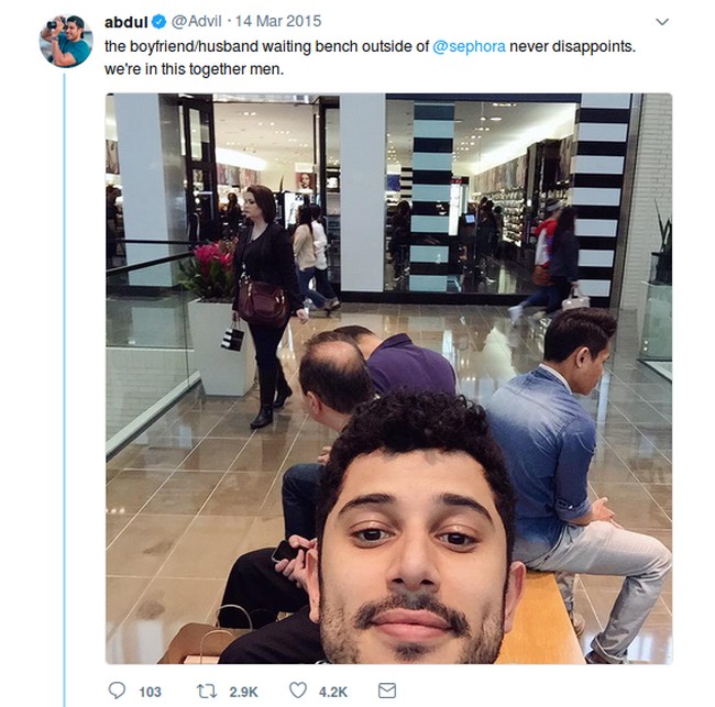 Saat sampai di Sephora, pasangan akan berkumpul dengan pasangan setia lainnya yang rela tunggu pacar belanja makeup. Foto: Instagram/Twitter