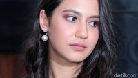 Aktris berusia 25 tahun itu menyebut kerbau lebih liar daripada kuda dan ia pun tak berani mencoba lagi. Pool/Ismail/detikFoto.