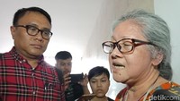 Sebelumnya diberitakan, CW diduga melakukan kekerasan terhadap anak asuhnya M alias F (14) dan E (8). Ada versi lain menyebutkan bahwa CW memberikan perlakuan yang berbeda terhadap M dan E ketimbang tiga anak asuh lainnya.