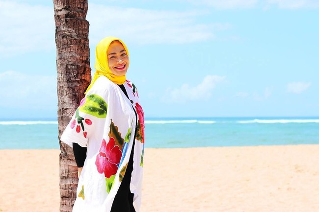 Untuk busana, Hughes sering memilih atasan tunik dan celana panjang. Tak jarang ia memakai busana yang loose dan dipadukan dengan inner. Foto: Instagram/Hughes.Dewi