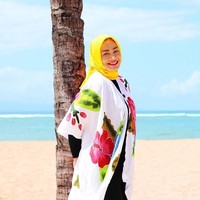 Untuk busana, Hughes sering memilih atasan tunik dan celana panjang. Tak jarang ia memakai busana yang loose dan dipadukan dengan inner. Foto: Instagram/Hughes.Dewi