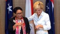 Menlu Retno dan Menlu Bishop tampak akrab lalu tertawa bersama di sela penandatanganan kerjasama tentang kemaritiman.