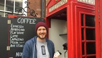 Inikah kafe terkecil di dunia? Hanya ada di dalam bilik telepon, ini jadi salah satu kedai kopi terkecil di Nottinghamshire, Inggris. Bilik telepon yang tak terpakai digunakan untuk menjual ragam kopi enak. Kedai kopi bilik telepon Diallingln buka mulai pukul 7:30 pagi pada hari kerja dan 8:30 pagi pada hari Sabtu     Foto: Istimewa