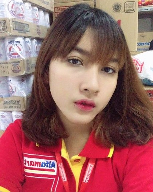 Erlina Bila, wanita asal Purwakarta ini kerap kali memosting foto selfie dirinya saat mengenakan seragam Alfamart. Kecantikan yang dimiliki Bila ini pun sempat membuat dirinya jadi viral di media sosial. Foto: Instagram