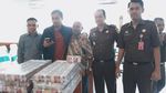 Penampakan Uang Segunung dari Koruptor Eks Bupati Karanganyar
