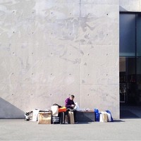 Nasib pria yang punya pasangan shopaholic. Harus terjemur matahari sambil jagain belanjaan. Foto: Instagram