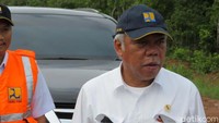 Dia meminta agar para kepala balai memacu para kontraktor yang menangani proyek jalan tersebut agar bisa bekerja lebih cepat.