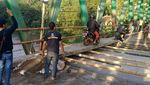 Pemotor Seberangi Sungai Cisadane Pakai Getek karena Jembatan Rusak