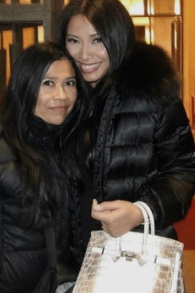 Satu lagi selebriti Indonesia yang memiliki tas Hermes Birkin Himalayan Crocodile seharga Rp 1,5 sampai 2 miliar. Dia adalah penyanyi Anggun C. Sasmi. Anggun terlihat membawa tas Hermes langka tersebut saat berpose bersama seorang rekannya. Foto: Instagram hermesselebriti