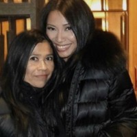 Satu lagi selebriti Indonesia yang memiliki tas Hermes Birkin Himalayan Crocodile seharga Rp 1,5 sampai 2 miliar. Dia adalah penyanyi Anggun C. Sasmi. Anggun terlihat membawa tas Hermes langka tersebut saat berpose bersama seorang rekannya. Foto: Instagram hermesselebriti