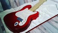 Duh,  ini sih bapak yang pengertian anak. Anaknya yang hobi main gitar diberi kue ulang tahun ini! Walau tidak membuatnya sendiri, tapi tetap aja bapak yang satu ini niat banget ngasih kejutan ke anaknya tercinta. Foto: Istimewa