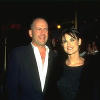 Demi Moore saat masih menjadi istri Bruce Willis di era 1990-an. Keduanya menikah pada 1987, namun bercerai 13 tahun kemudian. Mereka dikaruniai tiga orang putri.   (Foto: Getty Images)
