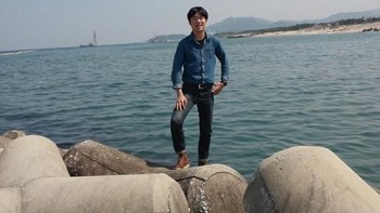 Foto latar belakangku tampak datar, tolong tambahkan yang lebih mendebarkan. (Foto: We Do Poshop)