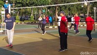 Sesekali Sri Mulyani dibuat kewalahan oleh anak buahnya sendiri. Meski beberapa kali terlihat tidak berhasil mengembalikan bola ke area lawan dan mencetak skor, dirinya tetap bersemangat mengikuti jalannya pertandingan.