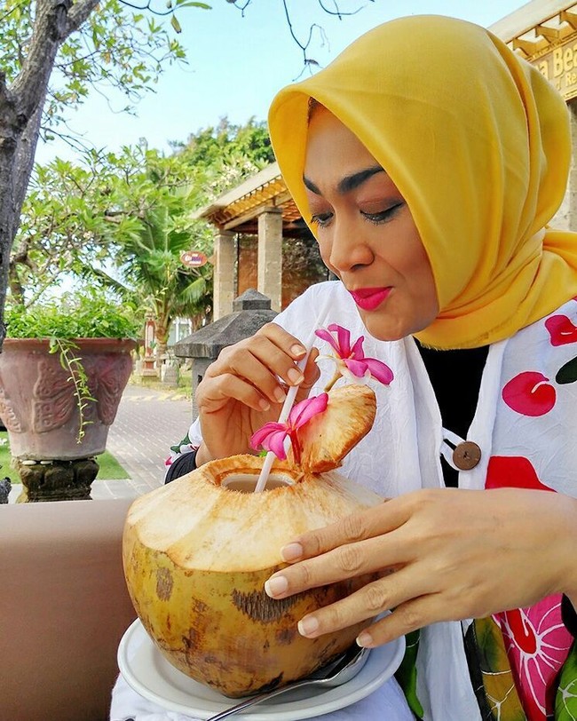 Dewi Hughes menamakan dietnya sebagai diet kenyang. Ia berkomitmen untuk hanya memakan makanan yang utuh berasal dari alam, atau istilahnya raw food. Dietnya ini pun menjadi populer. Foto: Instagram/Hughes.Dewi