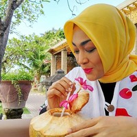 Dewi Hughes menamakan dietnya sebagai diet kenyang. Ia berkomitmen untuk hanya memakan makanan yang utuh berasal dari alam, atau istilahnya raw food. Dietnya ini pun menjadi populer. Foto: Instagram/Hughes.Dewi