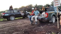 Para pemburu Bonita. Ada 54 orang yang tergabung dalam Tim Rescue Terpadu untuk menyelamatkan Bonita, yang terdiri dari Balai Besar KSDA Riau, Pemerintahan Daerah Kabupten Inhil, Polres Inhil, Kodim Inhil, Yayaan Asari, WWF, PKHS, Veswick, PT TH Indo Plantation, PT Arara Abadi, dan masyarakat Dusun Sinar Danau. (Foto: ist.)