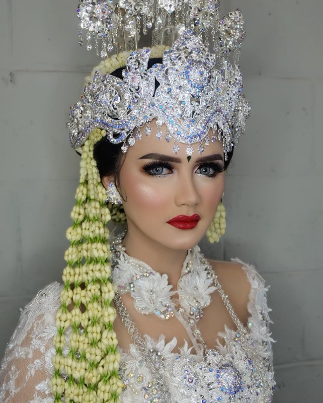 Bripda Ismi Aisyah, polwan cantik yang fotonya sempat viral karena ada di lokasi teroris bom panci jadi buah bibir netizen lagi. Kini dia bikin netizen patah hati karena baru saja resmi menikah dengan Joddy Adhi Nugraha. Ini adalah penampilan Bripda Ismi saat akad nikah. Foto: Instagram/ismiaisyah20,epulpermadi