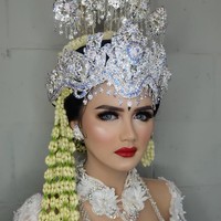 Bripda Ismi Aisyah, polwan cantik yang fotonya sempat viral karena ada di lokasi teroris bom panci jadi buah bibir netizen lagi. Kini dia bikin netizen patah hati karena baru saja resmi menikah dengan Joddy Adhi Nugraha. Ini adalah penampilan Bripda Ismi saat akad nikah. Foto: Instagram/ismiaisyah20,epulpermadi