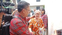 CW mengaku telah memberitahu ibu kelima anak yang diasuhnya. Dia mengaku stres karena pemberitaan yang ada menyudutkan dirinya.