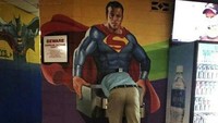 Posisi wastafelnya mungkin sudah tepat. Tapi siapa ini yang bikin gambar Superman di situ? Istimewa/Boredpanda.