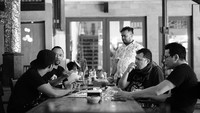 Kalau yang ini momen makan Armand saat makan di Bali. Ke Bali kayaknya nggak pas kalo nggak ke warung Made, katanya. Foto: instagram @armandmaulana04