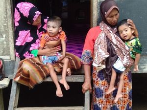 Pilu Ibu di Aceh, Sebatang Kara Rawat 2 Anak Lumpuh dari Lahir