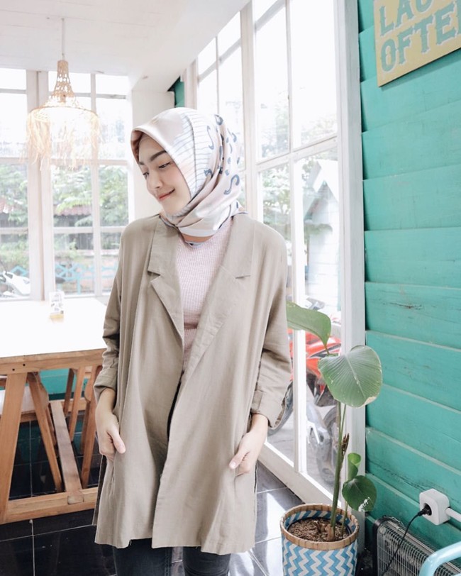 Melody Prima sering mengenakan busana dengan permainan warna earth tone, seperti khaki, nude brown, pale pink, dan putih. Warna-warna seperti ini semakin mengeluarkan aura femininnya.  Foto: Instagram/MelodyPrima