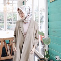 Melody Prima sering mengenakan busana dengan permainan warna earth tone, seperti khaki, nude brown, pale pink, dan putih. Warna-warna seperti ini semakin mengeluarkan aura femininnya.  Foto: Instagram/MelodyPrima