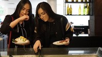 Nah kalau ini potret saat Dewi Gita dan Naja Dewi Maulana tengah mengambil makanan. Btw Mbak Dewi makannya banyak banget ya? Foto: instagram @armandmaulana04