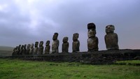 Menariknya lagi, semua patung-patung ini berdiri menghadap ke daratan. Setiap Moai berbeda bentuknya. Ada yang seperti karikatur, ada yang gemuk, kurus, besar, kecil, bertato atau disebut tulisan rumit yang juga termasuk petroglif, bahasa tulis yang hanya ada di Oseania. (AFP/CNN Travel)